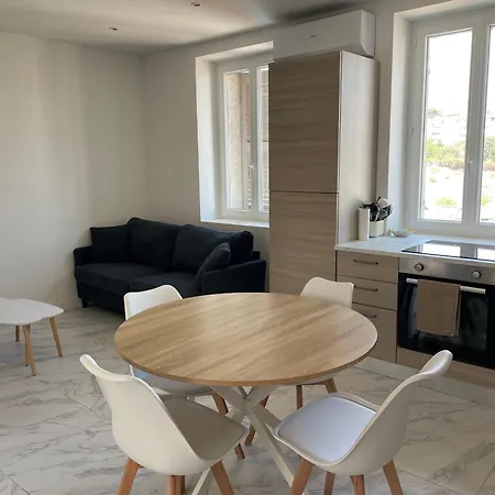 شقة T3, Wi-fi ,climatise 2eme Etage Et Dernier Etage *